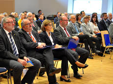 In der ersten Reihe: Mittweidas OB Matthias Damm, Rektor Ludwig Hilmer, Rada Rodriguez, Prof. Andreas Schramm (v.l.)