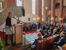 Neue Mitglieder der Hochschulfamilie an der Familenhochschule: Moderatorin Ramona Kusche begrüßt die Erstsemster und ihre Anghörigen. 
