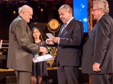 Außer der Reihe, aber aller Ehren wert: Bernt Bley (l.) hat vor 65 Jahren sein Studium in Mittweida abegschlossen. Prorektor Gerhard Thiem und Altrektor Lothar Otto gratulieren.