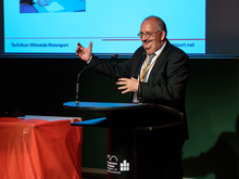 Rektor Ludwig Hilmer erinnert auch an die frühe automobile Tradition der Hochschule Mittweida.