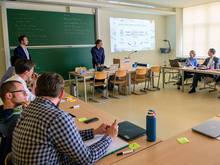 Workshop zu Blockchain-Geschäftsmodellen mit Stephan Porsche und Jacob Friedrich von QuadriO (stehend v.l.)