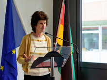 Wissenschaftsministerin Dr. Eva-Maria Stange lobt das anwendungsbezogene Potential der Gerhard-Gebhardt-Halle.