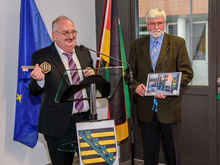Dritter Schlüsselmoment: Rektor Ludwig Hilmer übergibt einen Zweitschlüssel aus dem 3D-Drucker an den Namensgeber Prof. Dr. Gerhard Gebhardt. 