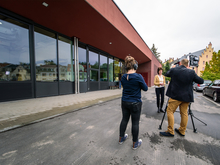 Staatsministerin Dr. Eva-Maria Stange vor der Ostseite des Neubaus im Interview mit dem Fernsehteam der Hochschule. Das Video von der Übergabe ist demnächst auf &gt;&gt;HSMW 1 aktuell&lt;&lt; zu sehen.