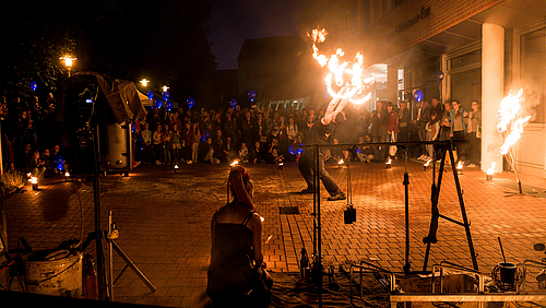 Oxidationsreaktion mit Flammenerscheinung und Rotation von Körpern: Chemie und Physik sind wichtige Grundlagen für viele Disziplinen an der Hochschule Mittweida.