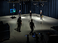 Aufzeichnung der Preisvergabe an Maxi Klausnitzer im TV-Studio der Hochschule mit Dekan Prof. Jörg Matthes (l.) und Erstgutachter Prof. Leif Goldhahn sowie dem Kamerateam aus der Fakultät Medien.