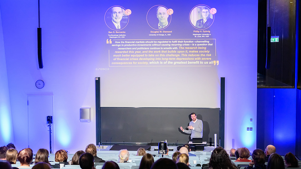 Alexander Knauer, Professor für Digital Business & E-Entrepreneurship erklärte, warum die drei US-amerikanischen Forscher Ben Bernanke, Douglas W. Diamond und Philip Dybvig den „Alfred-Nobel-Gedächtnispreis für Wirtschaftswissenschaften“ erhalten.