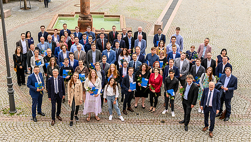 Aufblick in eine gute Zukunft. Deutschland-Stipendiat:innen der Hochschule Mittweida und ihre Fördernden auf dem Markt der Hochschulstadt.