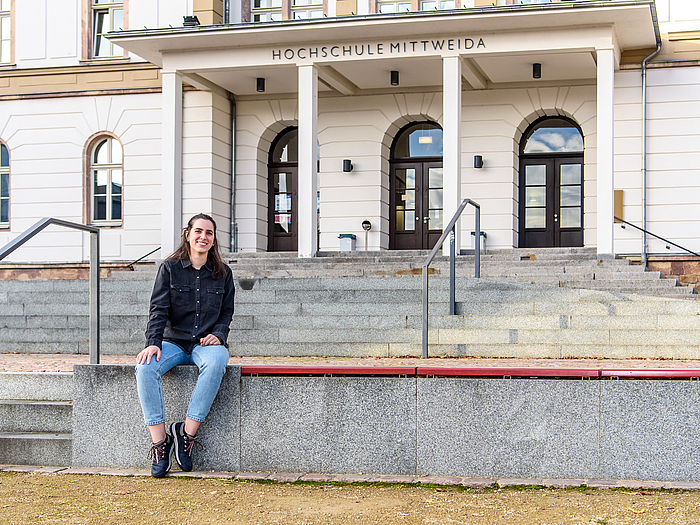 Ane Zuniga Gurruchaga aus dem Baskenland vor ihrer Hochschule für die nächsten zwei Semester.