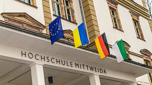 Seit Beginn des russischen Kriegs gegen die Ukraine unterstützt die Hochschule Mittweida ihre Partnerhochschulen und ukrainische Studierende mit speziellen Projekten und Initiativen. Am Hauptgebäude der Hochschule Mittweida sind über dem Eingang von links nach rechts die Flaggen der Europäischen Union, der Ukraine, Deutschlands und Sachsens gehisst.