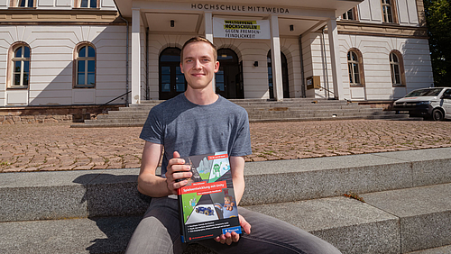 Gibt seine Begeisterung und sein Wissen weiter: Medieninformatik-Student Max Schlosser hat ein Handbuch zur Spieleentwicklung geschrieben.