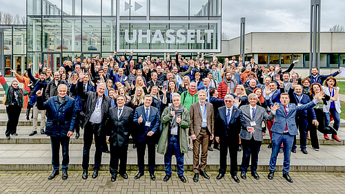 Gemeinsame Sache: die Rektor:innen der Hochschulen der EURECA-PRO-Allianz mit ihren Mitstreiter:innen im Rücken. (Foto: Uni Hasselt)