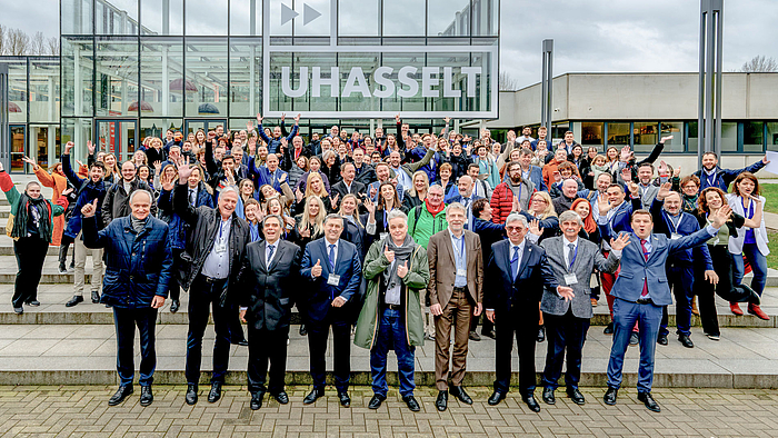 Gemeinsame Sache: die Rektor:innen der Hochschulen der EURECA-PRO-Allianz mit ihren Mitstreiter:innen im Rücken. (Foto: Uni Hasselt)