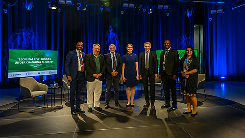 Begegnung über Kontinente hinweg. Rektor Volker Tolkmitt (3.v.r.) mit Kehinde Ogunjobi, Gunter Süß, Wilfried Kraus, Ramona Kusche, Budzanani Tacheba und Luna Bharati beim Klimaforum der Hochschule Mittweida.
