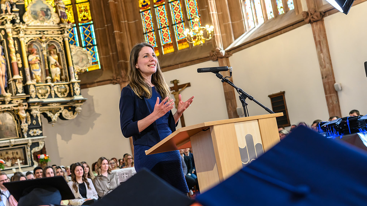 Die „Hausherrin“ der Stadtkirche und evangelische Studierendenpfarrerin Nina-Maria Mixtacki gab den Absolvent:innen den Rat mit auf den Weg, mit schon der Apostel Paulus seinem jungen Mitarbeiter und späteren ersten Bischof von Ephesus Mut machte.