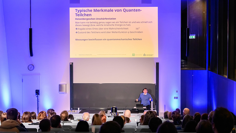 Alexander Horn, selbst Physiker, erklärte, warum der Physik-Nobelpreis an drei Wissenschaftler geht: Alain Aspect (Frankreich), John F. Clauser (USA) und Anton Zeilinger (Österreich).