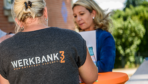 „Hier entsteht Zukunft“ – hier in Mittweida, wo das Miteinander vieler Partner funktioniert. Startup-Hub, Inkubator, Co-Working-Space, Workshops und Seminare zu Coding, Robotik, künstlicher Intelligenz und Blockchain: Das Portfolio des Werkbank32 genannten Innovationszentrums ist ungewöhnlich für eine Kleinstadt. Aber Mittweida ist auch Hochschulstadt, und die Hochschule ist Partnerin der Werkbank32 der ersten Stunde. Das Projekt zeigt, was möglich werden kann, wenn Hochschule, Wirtschaft, Stadt und weitere Partner auf lokaler und regionaler Ebene zusammenarbeiten.