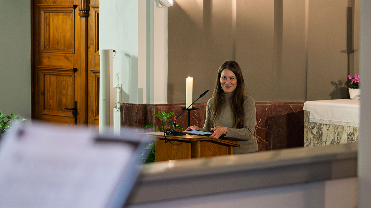 Weibliche Person am Rednerpult