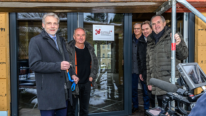 Staatsminister Thomas Schmidt (r.) öffnete die Tür zum Reallabor Telewerk und übergab den Schlüssel an Projektleiter Professor Volker Tolkmitt (l.).