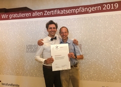 Steve Sokol und Röbbe Wünschiers nahmen das vierte Zertifikat der familienfreundlichen Hochschule Mittweida in Berlin entgegen.