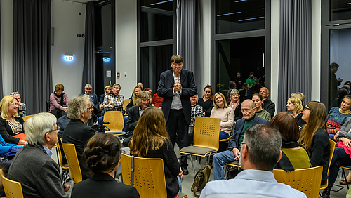 Prof. Christoph Meyer lädt im Erzählcafé der Gedenkfeier für Prof. Matthias Pfüller (1945–2022) ein, Erinnerungen und Erlebnisse zu teilen.