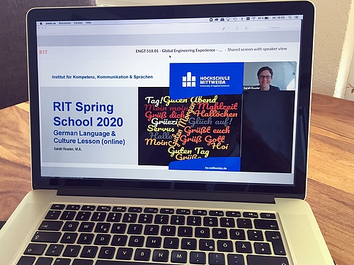 Deutschstunde mit Sarah Reader bei der 3. gemeinsamen Field School von Hochschule Mittweida und dem Rochester Institute of Technology in den USA. Deutschstunde mit Sarah Reader bei der 3. gemeinsamen Field School von Hochschule Mittweida und dem Rochester Institute of Technology in den USA.