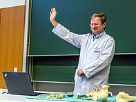 Auf Wiedersehen Kinder! Aber hoffentlich im Hörsaal und nicht im OP-Saal. 