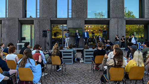 Sharan, Student aus Indien, Rektor Volker Tolkmitt und Prorektor Christoph Meyer verlesen den Aufruf zu Weltoffenheit und Demokratie beim Auftakt zur International Night an der Hochschule Mittweida.