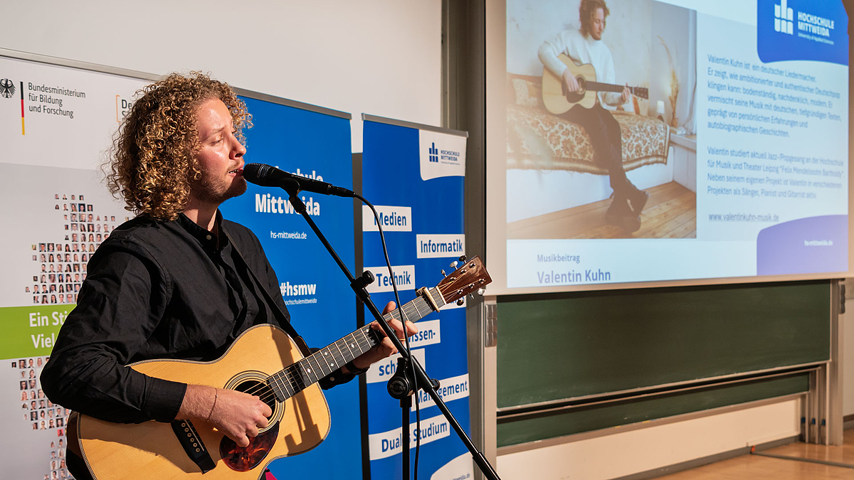 Sänger mit Gitarre in halbnah