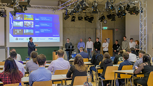 Programmieren und Präsentieren: Professor Marc Ritter (l.) eröffnet die Fragerunde nach der Präsentation der Software durch die Studierenden von „Medieninformatik und Interaktives Entertainment“.