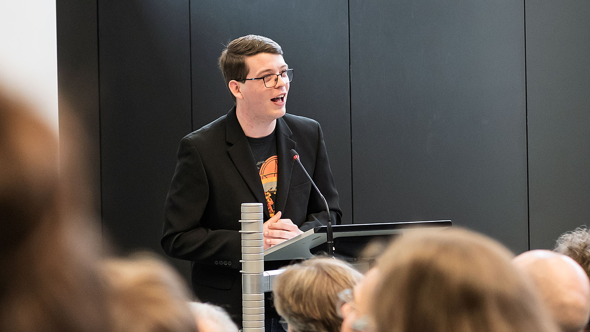 Männliche Person am Rednerpult