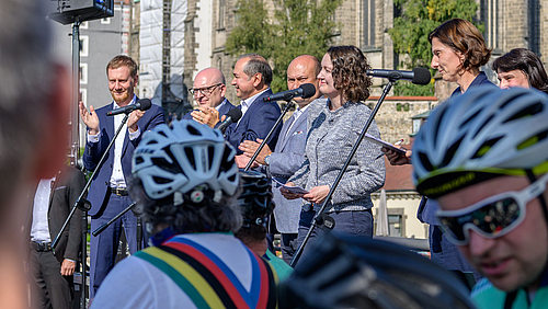 Brückenschlag Sport, Politik, Kultur: Franziska Boy vom Mittelstandsinstitut MIKOMI der Hochschule Mittweida (Bildmitte) moderiert den Start des European Peace Ride auf der Görlitzer Altstadtbrücke.
