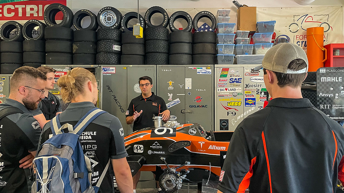 Fachaustausch: Das RIT nimmt an mehreren studentischen Konstruktionswettbewerben Teil: wie Mittweida unter anderem an der Formula Student. Bei der Team-Vorstellung wurden schnell Freundschaften geschlossen.