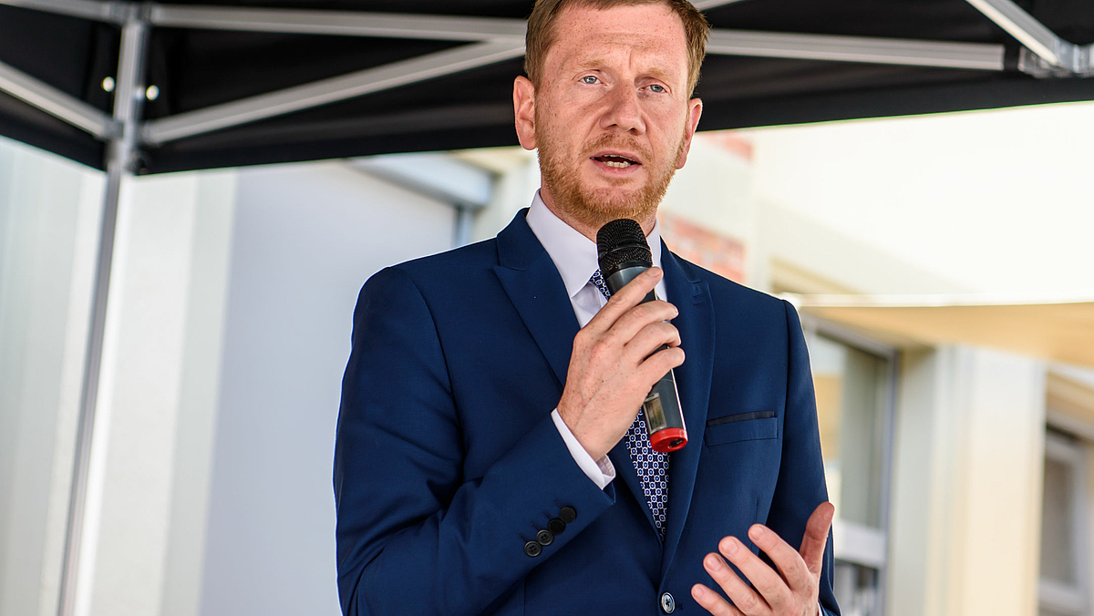 Das Foto zeigt den Sächsischen Ministerpräsidenten Michael Kretschmer. Er lobt das Engagement der Akteure in Mittweida und sagt im Blick auf die Chancen für Unternehmensgründungen: „Es hier alles vorhanden, was man braucht.“