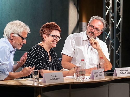 Diskutieren beim Dialog Kontrovers über digitale Lösungen für das Leben auf dem Land: Joachim Ragnitz, Ljubica Nikolic und Stefan Brangs. Diskutieren beim Dialog Kontrovers über digitale Lösungen für das Leben auf dem Land: Joachim Ragnitz, Ljubica Nikolic und Stefan Brangs.
