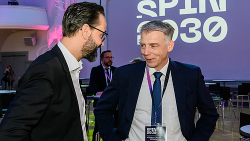Professor Volker Tolkmitt (r.) begrüßt Wissenschaftsminister Sebastian Gemkow, der nach dem Ende der Eröffnungsvorträge zunächst den Stand der Hochschule Mittweida besucht.