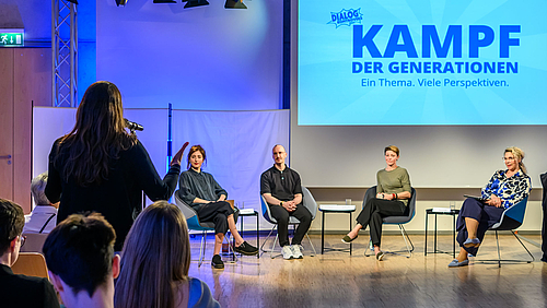 Dialog Kontrovers an der Hochschule Mittweida – mit Expert:innen auf dem Podium und dem Publikum.