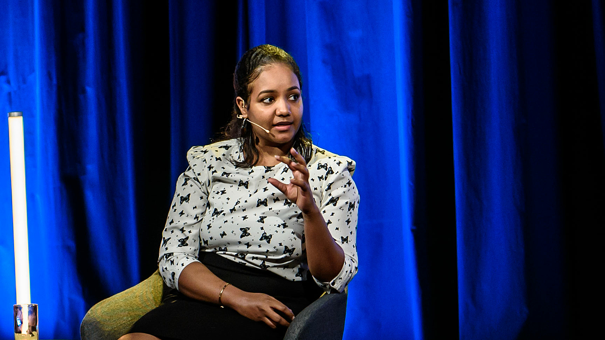 Das Foto zeigt Nessma Adil Yousif bei einem Statement während der Podiumsdiskussion.