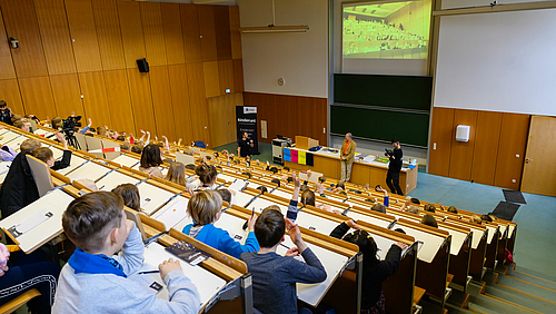 Rekordverdächtig: Mit rund 170 neugierigen Kindern besetzt war der große Hörsaal mit seinen 200 Plätzen zum Auftakt des Kinderuni-Jahrs an der Hochschule Mittweida.