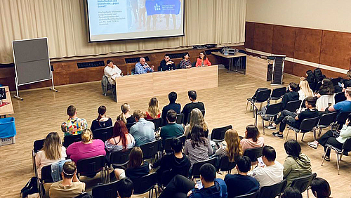 Internationale Studienkollegiat:innen stellen Fragen und teilen ihre Sorgen angesichts der jüngsten Wahlergebnisse.