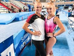 Janine Berger mit ihrer Trainerin Pia Tolle beim Training zur Universiade in Neapel.