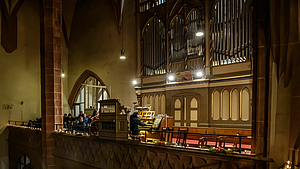 Aus der gliche Prespektive zeigt das Foto auch die Orgel im Hintergrund.