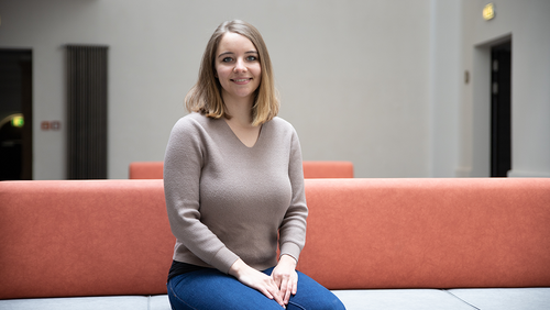 Alexandra Dutsch studiert Biotechnologie an der Hochschule Mittweida. (Foto: Antonia Scherf) Alexandra Dutsch sitzt auf einem Sofa im Lichthof der Hochschule Mittweida und schaut in die Kamera.