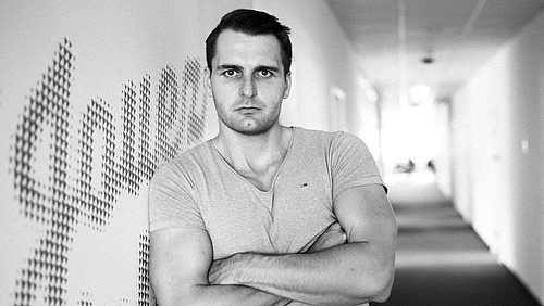 David Eder arbeitet nach seinem Informatik-Studium an der Hochschule Mittweida nun für LinkedIn in Kalifornien. David Eder schaut mit verschränkten Armen an eine Wand gelehnt in die Kamera.