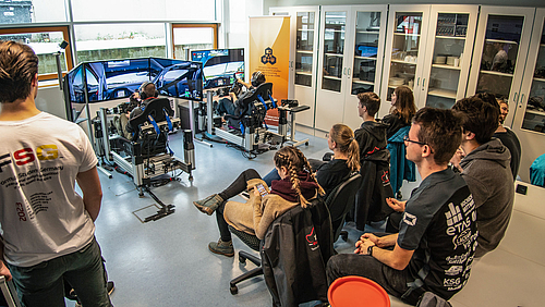 Alles auf einmal im Living Lab der Hochschule Mittweida: Fahrerlager und Fahrsimulatoren vor virtuellem Nürburgring während des Qualifyings.