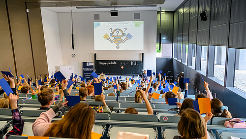 Kinderuni-Vorlesungen sind bunt und nie einseitig: Die Kinder sind gefragt – und ganz schön schlau.
