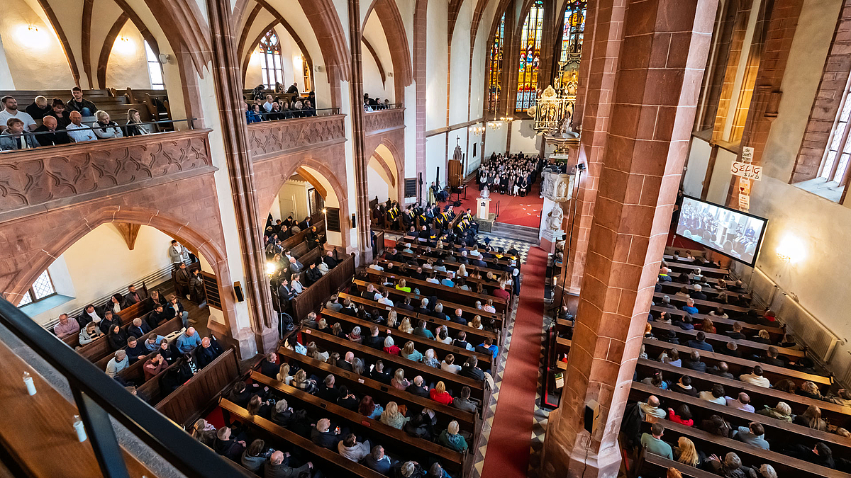 Blick von oben über das vollbesetzte Kirchenschiff in Richtung Altarraum.