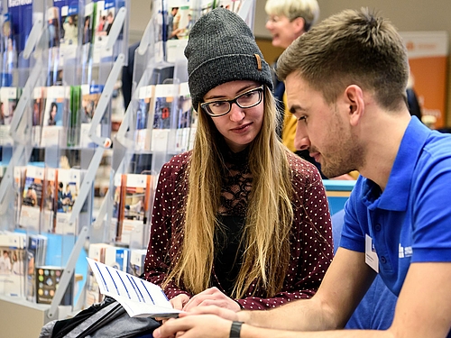 Typisch Mittweida – das gilt fürs Studium wie für die Studienberatung – ist der persönliche Kontakt. Hier Sophia mit Studienberater Maximilian im Studio B beim Studieninformationstag.