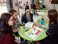 Nicht gleich die Welt retten, aber den Menschen im Blick haben: Laura, Lara, Lucy (v.l.) erkundigen sich bei Studentin Linda über das Studium der Sozialen Arbeit. 