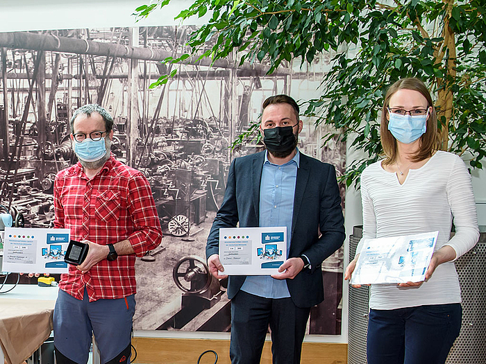 Tragen den Wissenschaftspreis 2020/21 der Hochschule Mittweida: Prof. Thomas Villmann, Daniel Metzner und Claudia Hösel (v.l.). Auf dem Foto fehlt Alexander Engelsberger.